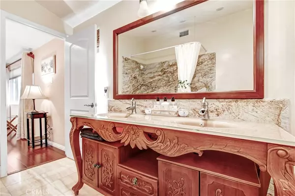 Woodland Hills, CA 91367,5694 Collins PL
