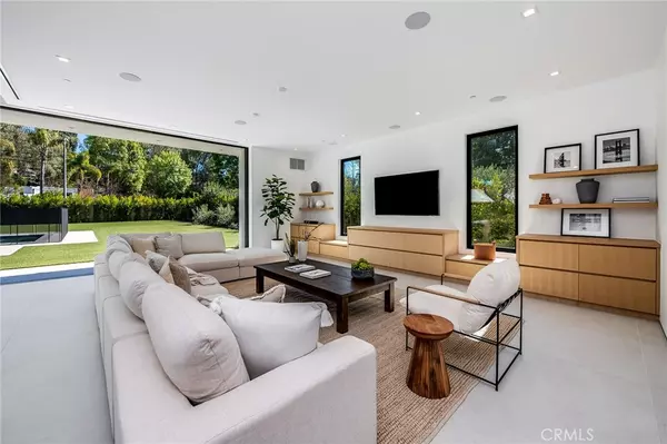 4930 Palomar DR, Tarzana, CA 91356
