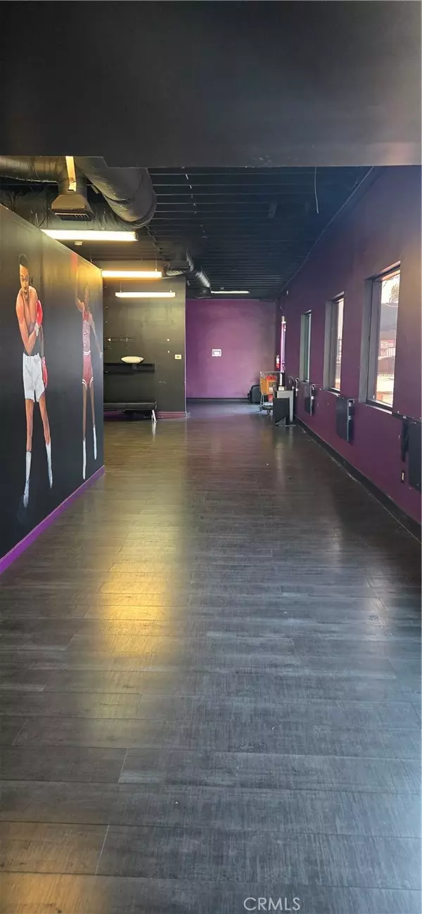 Northridge, CA 91324,8805 Reseda BLVD
