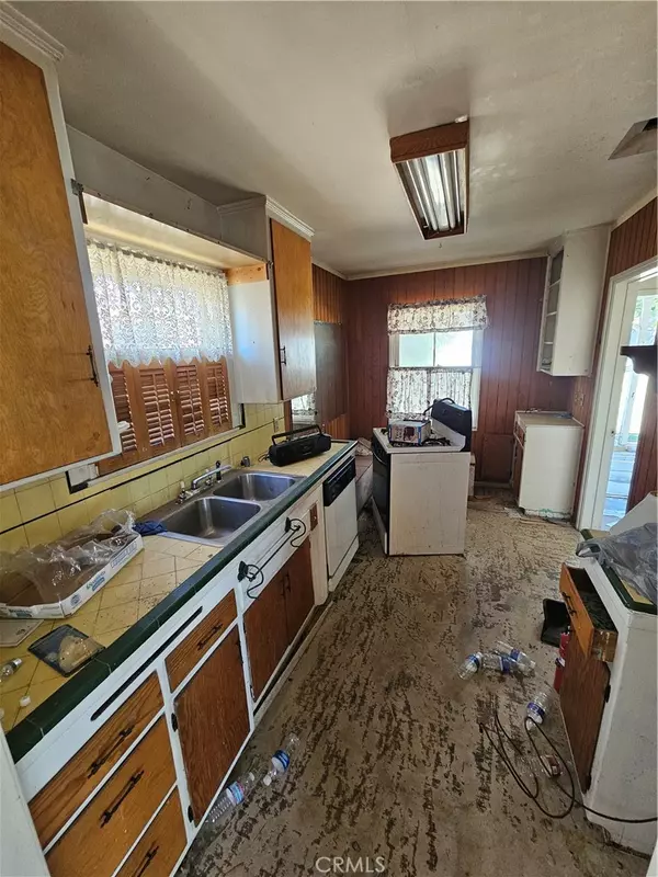Northridge, CA 91325,8132 White Oak AVE