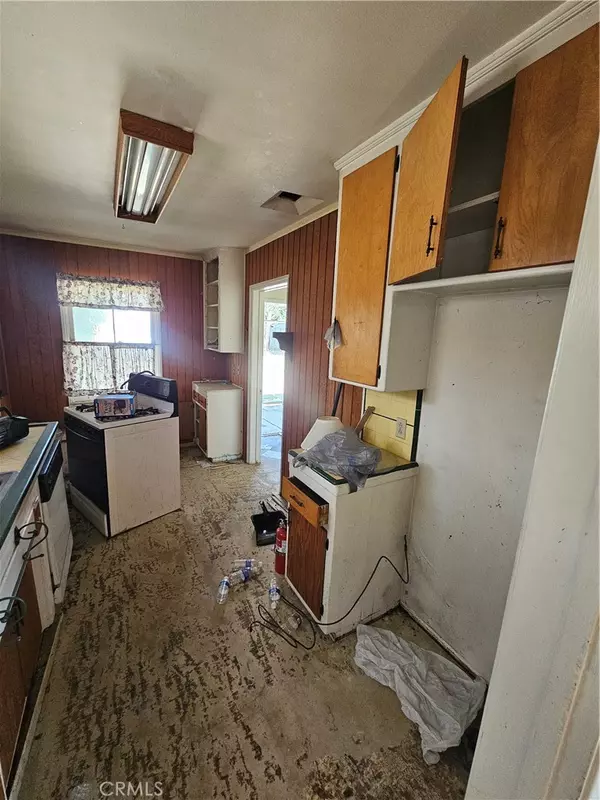 Northridge, CA 91325,8132 White Oak AVE