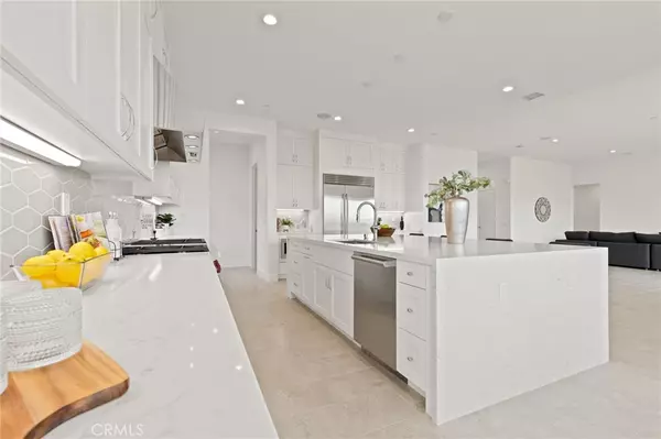 Valencia, CA 91354,30041 N Avenida Sierra Madre