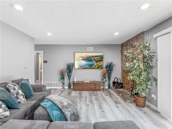 Pacoima, CA 91331,12326 Glamis ST