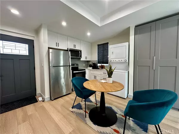 Sherman Oaks, CA 91423,4933 Murietta