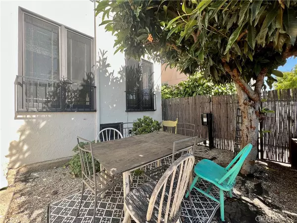 Los Angeles, CA 90004,122 S Westmoreland Ave