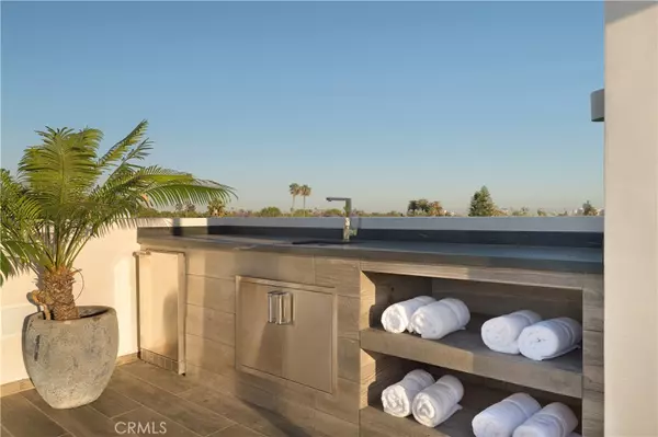 Los Angeles, CA 90036,627 N Vista ST