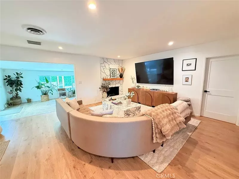 19921 Blythe ST, Winnetka, CA 91306