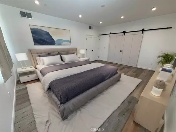 Woodland Hills, CA 91367,22528 Burbank BLVD