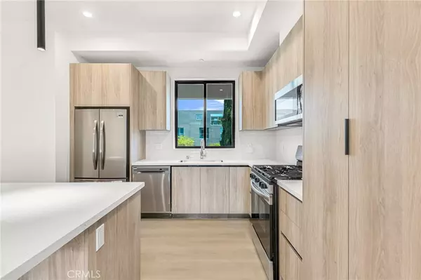 West Hollywood, CA 90046,848 N. Hayworth #301