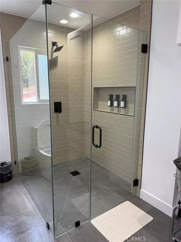 22237 Buena Ventura ST #2, Woodland Hills, CA 91364