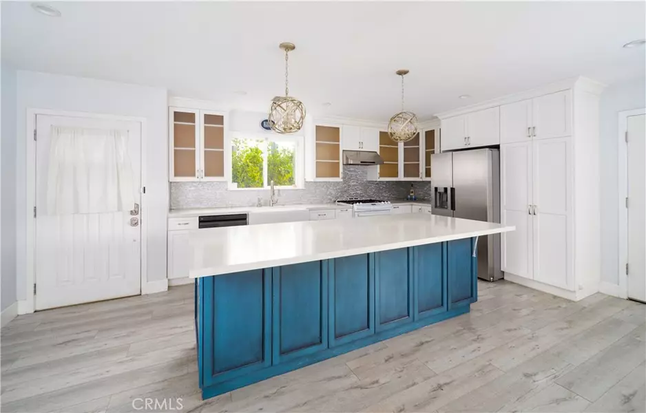 22149 Victory BLVD, Woodland Hills, CA 91303