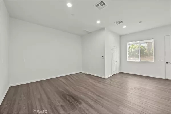 San Fernando, CA 91345,14673 1/2 Chatsworth ST