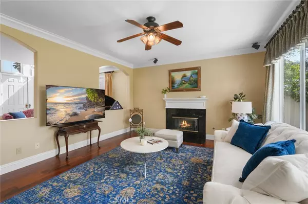 Newhall, CA 91321,23703 Oak Circle