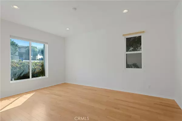 Woodland Hills, CA 91367,5678 Como Circle