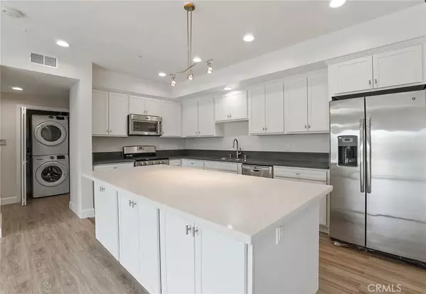 Valley Village, CA 91607,5432 Hermitage Ave #102