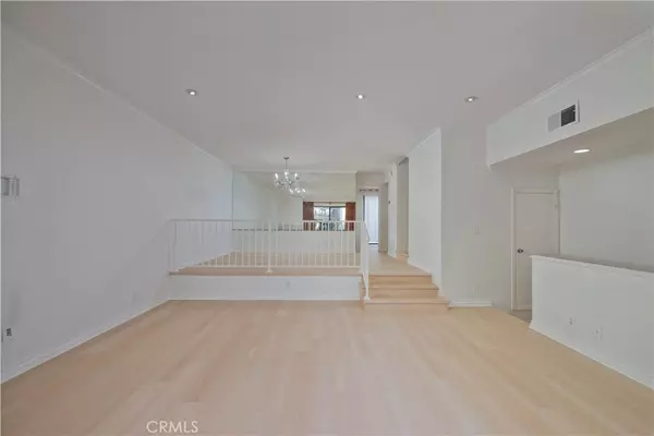 Woodland Hills, CA 91367,5711 Owensmouth AVE #117
