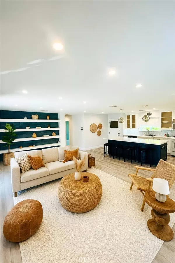 22149 Victory BLVD, Woodland Hills, CA 91303