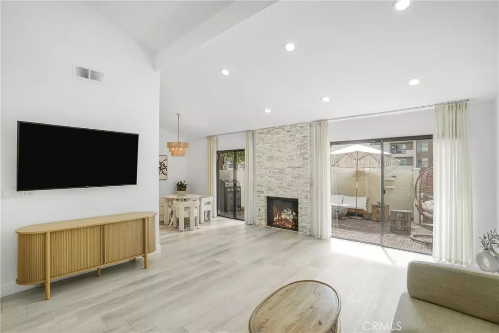 Woodland Hills, CA 91367,21551 Burbank #120