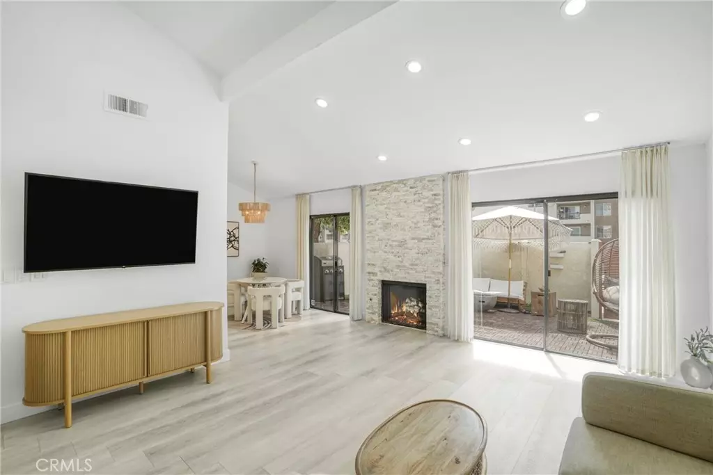 Woodland Hills, CA 91367,21551 Burbank #120