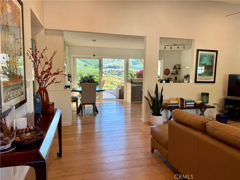 568 W Avenida De Las Flores, Thousand Oaks, CA 91360