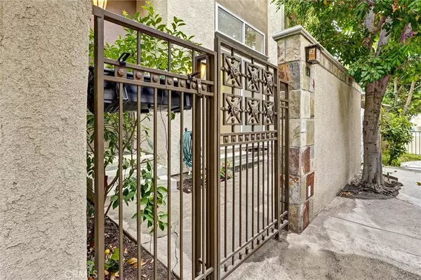 Chatsworth, CA 91311,21901 Lassen ST #121