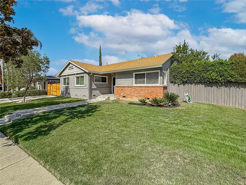19501 Calvert ST, Tarzana, CA 91335
