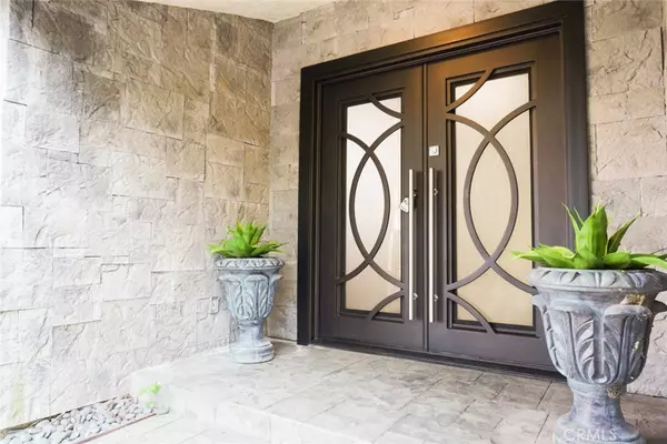 Woodland Hills, CA 91367,23242 Burbank BLVD