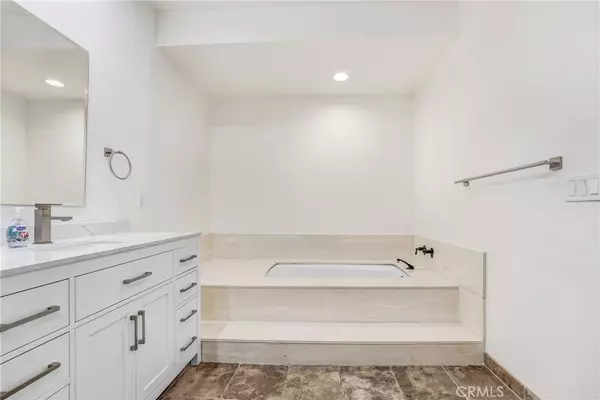Encino, CA 91316,4949 Genesta #412A