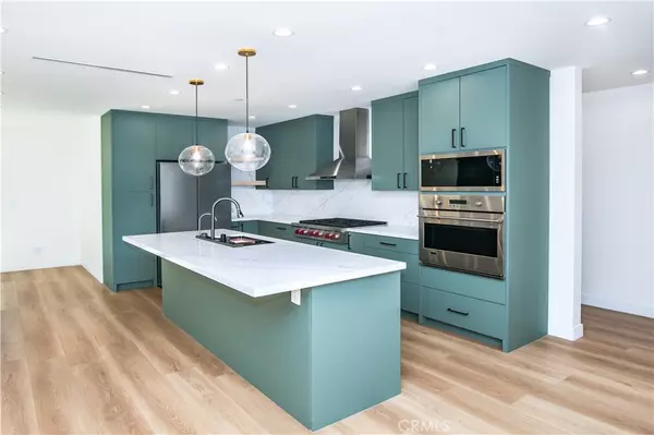 7760 Independence AVE, Canoga Park, CA 91304