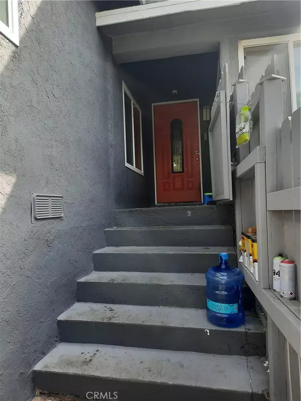 Los Angeles, CA 90039,2066 el moran ST E