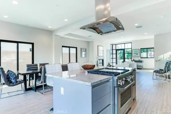 Tarzana, CA 91356,18711 Redwing