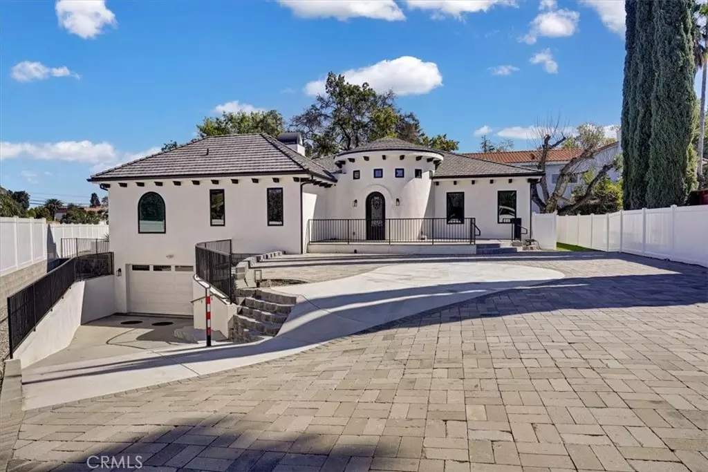 Woodland Hills, CA 91367,5520 Woodlake AVE