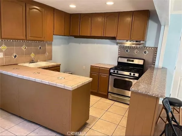 Reseda, CA 91335,6670 Aura
