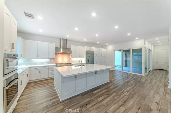 Valencia, CA 91381,27503 Golden Currant