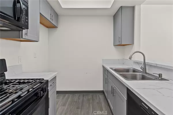 Reseda, CA 91335,19350 Sherman Way #125