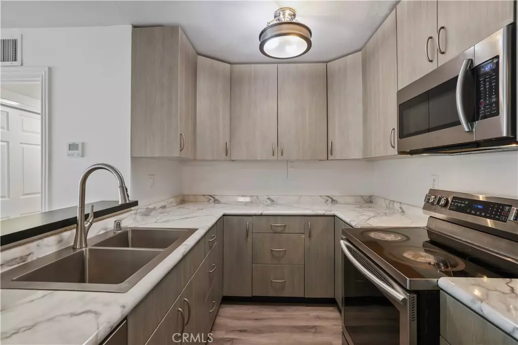 Valencia, CA 91355,23515 Lyons #281