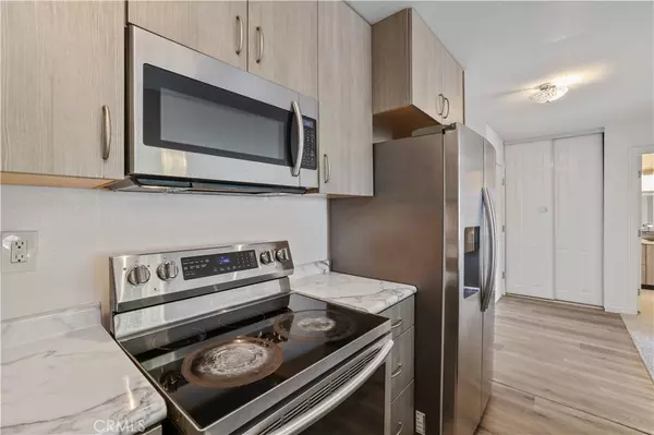 Valencia, CA 91355,23515 Lyons #281