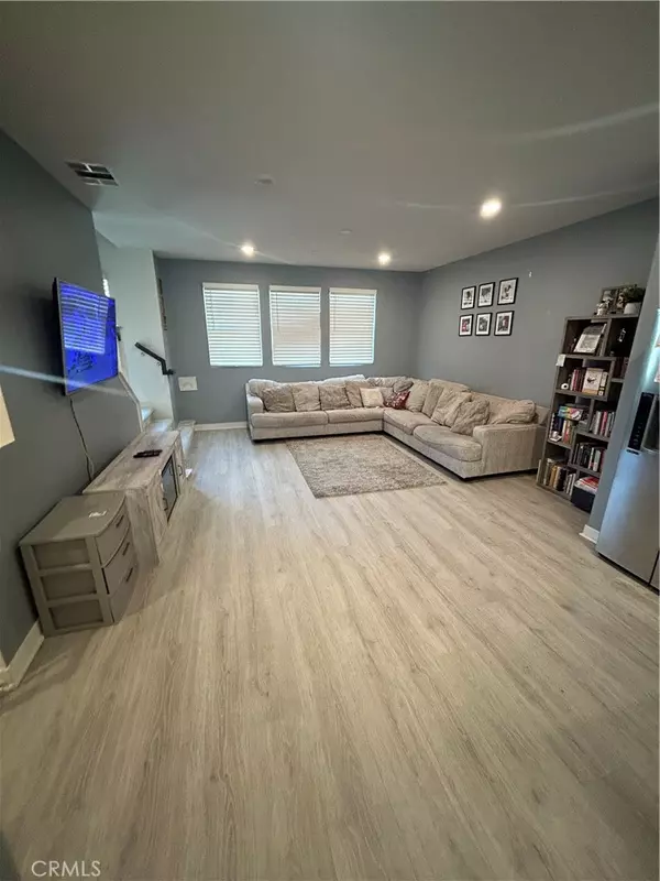 Sylmar, CA 91342,12745 Watt LN #B