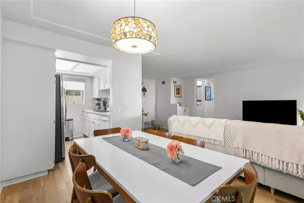 Sherman Oaks, CA 91423,4859 Coldwater Canyon AVE #4