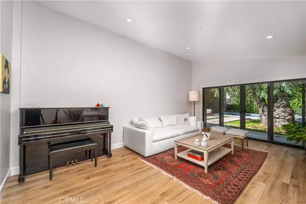 Woodland Hills, CA 91364,21327 Providencia
