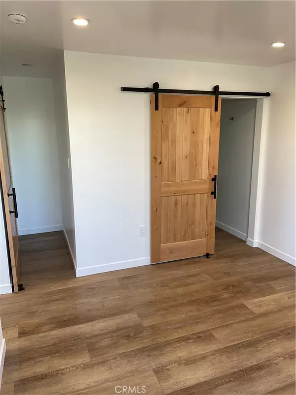 Woodland Hills, CA 91367,24306 Victory #1/2