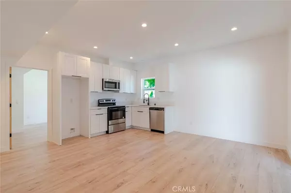 Reseda, CA 91335,6835 Yolanda AVE