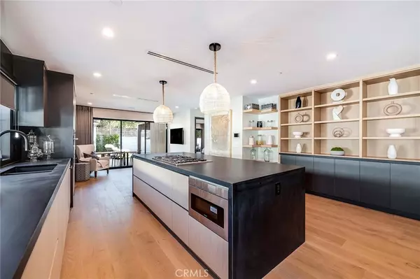 Los Angeles, CA 90048,622 N La Jolla AVE