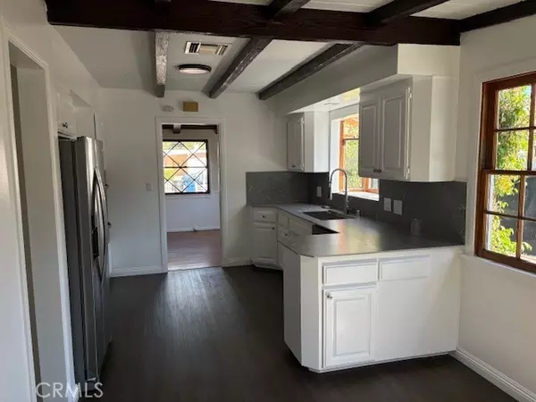 Woodland Hills, CA 91367,22354 Burbank BLVD