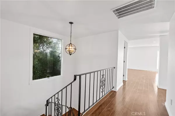 Woodland Hills, CA 91364,5160 Medina RD