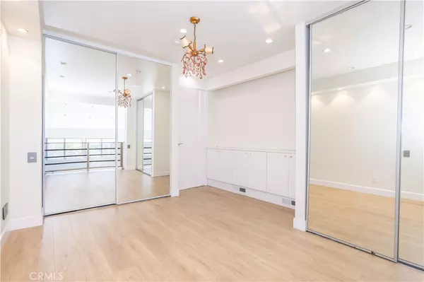 Sherman Oaks, CA 91423,13331 Moorpark ST #319