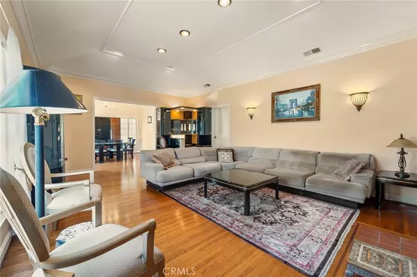 Beverly Hills, CA 90211,233 S Swall DR