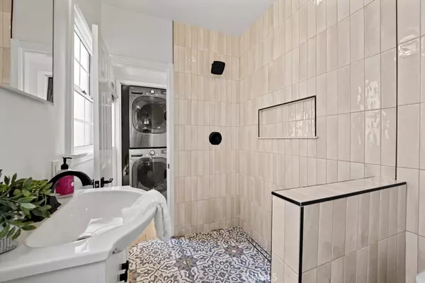 Burbank, CA 91506,731 N Beachwood DR