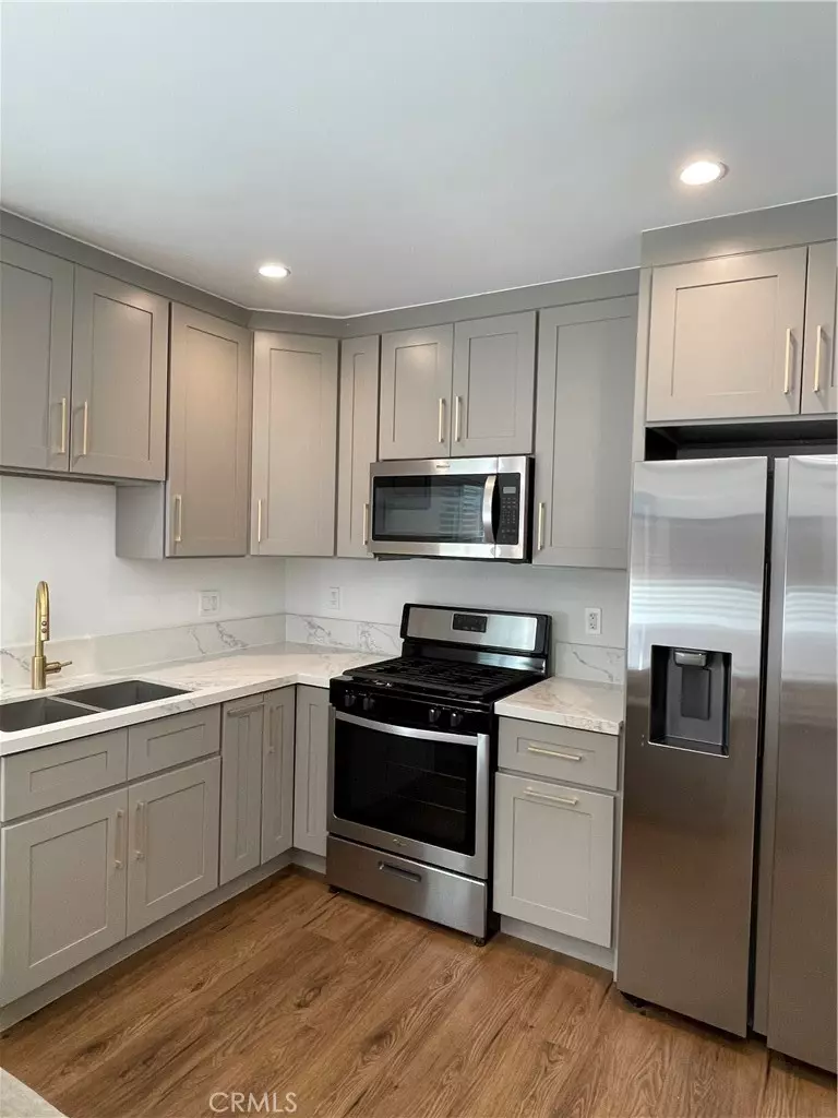 Woodland Hills, CA 91367,23517 Aetna ST