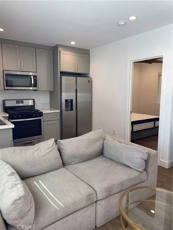 Woodland Hills, CA 91367,23517 Aetna ST